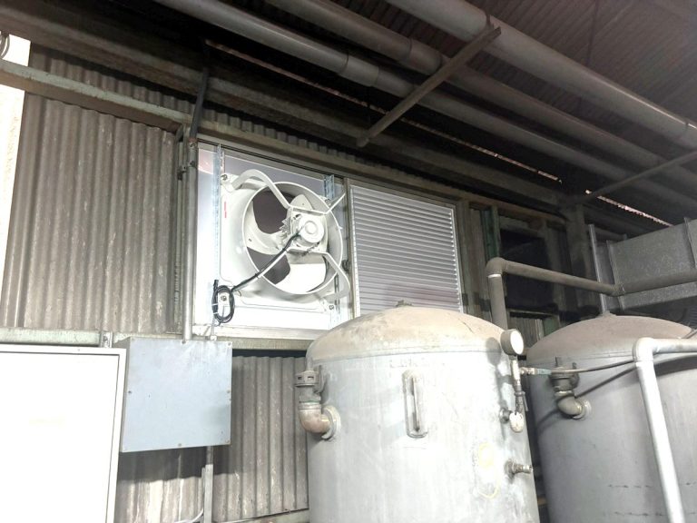 コンプレッサー室の窓を加工して吸気用の有圧換気扇を2台増設した換気扇設置工事の施工完了後